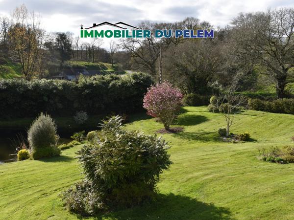 Glomel (22110) Maison de campagne avec dépendances, jardin et vue panoramique sur étang.