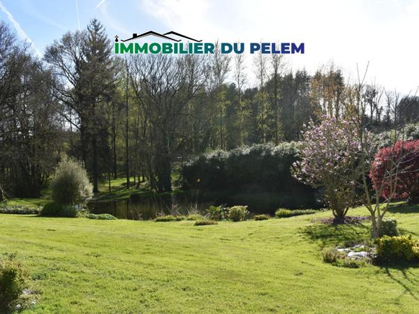 Glomel (22110) Maison de campagne avec dépendances, jardin et vue panoramique sur étang.