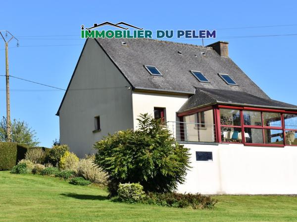 Glomel (22110) Maison de campagne avec dépendances, jardin et vue panoramique sur étang.