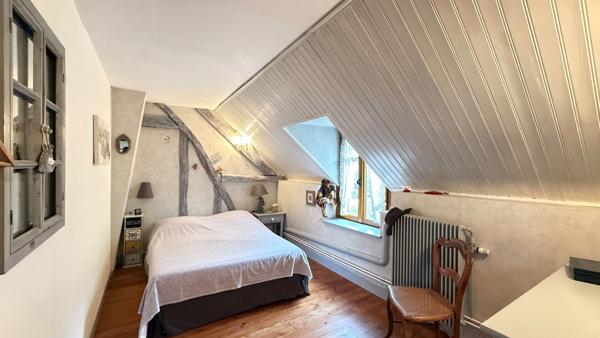 NOAILLES PROCHE, MAISON 6 PIECES,  3 CHAMBRES, BUREAU, DEPENDANCE, ACCES PMR, JARDIN CLOS
