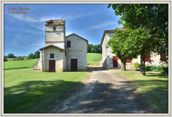Dpt Lot et Garonne (47), à vendre proche d' AGEN Propriété P8 de 385 m² plus dépendances de 400 M2- Terrain d'une Hectare