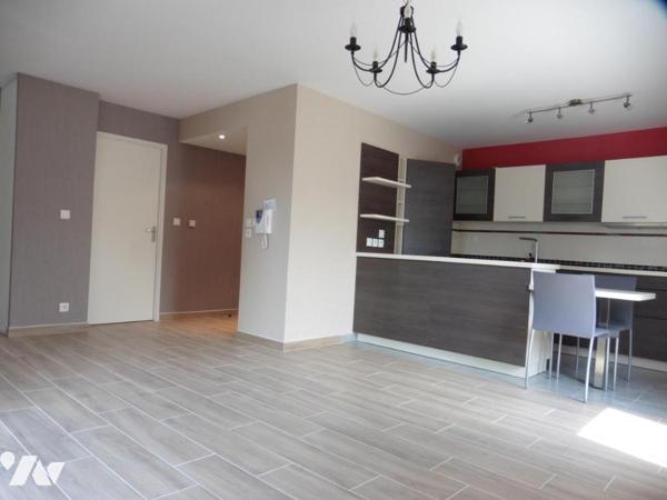 LA CHAPELLE SUR ERDRE, appartement centre ville, type 3 au deuxième étage, balcon et garage fermé