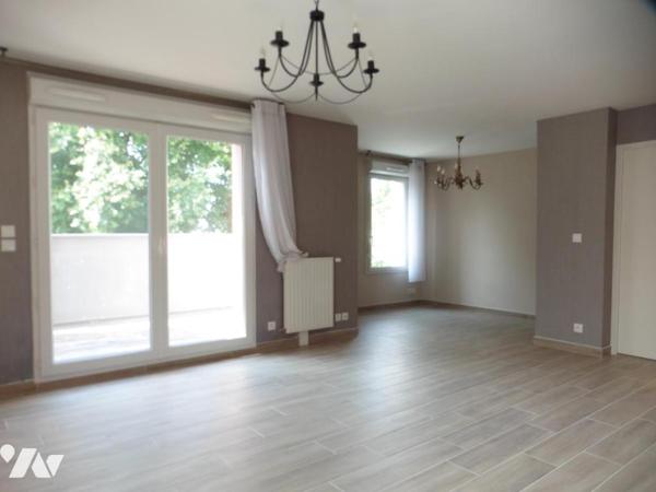 LA CHAPELLE SUR ERDRE, appartement centre ville, type 3 au deuxième étage, balcon et garage fermé