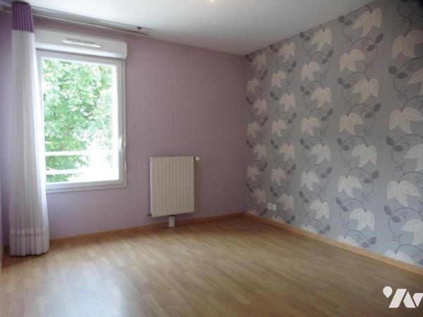 LA CHAPELLE SUR ERDRE, appartement centre ville, type 3 au deuxième étage, balcon et garage fermé