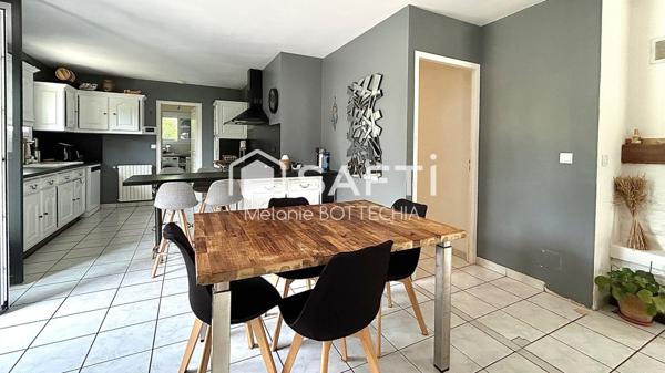 Maison familiale avec grand terrain, piscine et double garage à Bazas