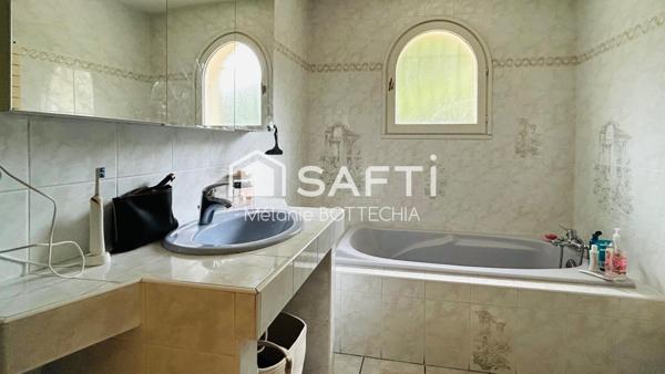 Maison familiale avec grand terrain, piscine et double garage à Bazas