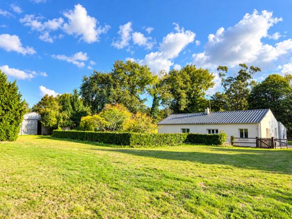 Pluvigner – La Maison de Plain-Pied & Son Terrain Équestre de 1,8 Ha Avec Hangar de 200m²