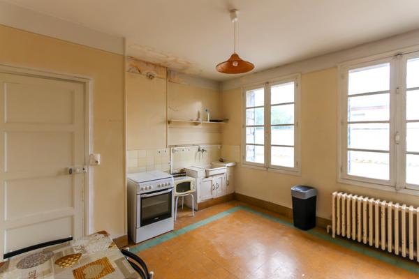 Saint-Pierre-la-Cour (53410) Maison de 63m² mitoyenne de caractère à rénover, terrain spacieux, exclusivité Saint Pierre la Cour !