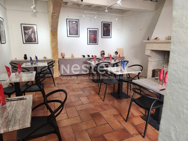 Immeuble de rapport à vendre hyper-centre Arles avec local commercial, caves voûtées et studios