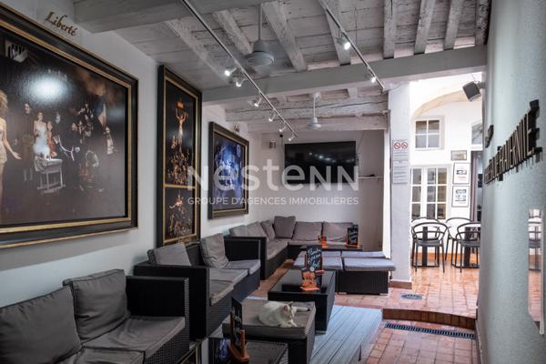 Immeuble de rapport à vendre hyper-centre Arles avec local commercial, caves voûtées et studios