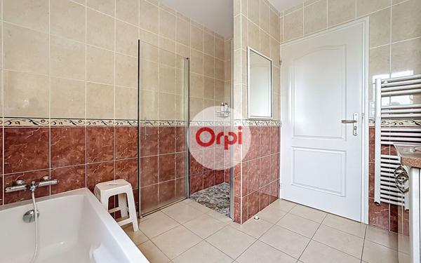 Maison à vendre    6 pièces •  Ambon