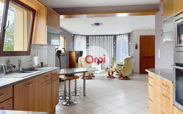 Maison à vendre    6 pièces •  Ambon