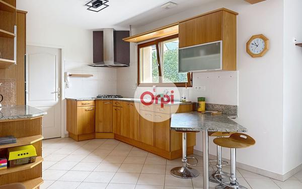 Maison à vendre    6 pièces •  Ambon