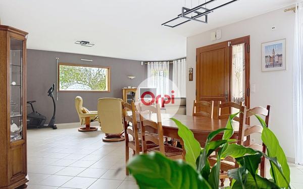 Maison à vendre    6 pièces •  Ambon