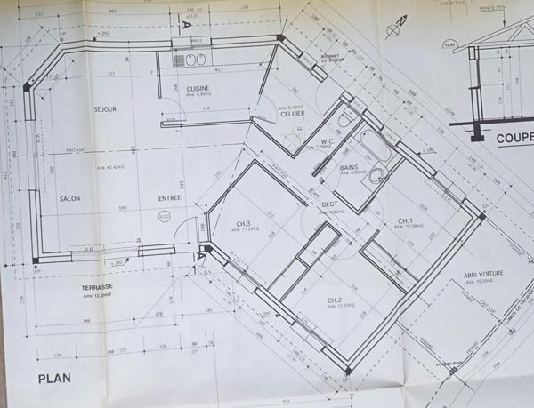 Cœur de ville, commerces de proximités et école.
