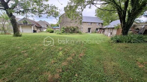 A 10 minutes de Méréville, 15min de Pithiviers, sur la commune d’Autruy-sur-Juine.

Je vous invite à découvrir cette superbe maison en pierre bien au calme à la campagne.

Elle se compose d’une vie de plain-pied.
L’entrée se fait par le salon/salle à manger, belle pièce lumineuse et agréable avec sa cheminée à foyer ouvert communicante avec la cuisine. Idéale pour les longues soirées d'hiver au coin du feu.
La cuisine est équipée et aménagée, très fonctionnelle avec ses nombreux rangements et son cellier communicant avec  la salle à manger.
Un second salon avec poêle à bois permet de se retrancher au calme lorsque la famille s'active dans la pièce principale.
Une belle chambre avec rangements, une salle d'eau  et un WC séparé complète le rez-de-chaussée.

A l’étage un pallier dessert 5 chambres, une salle de bain spacieuse avec baignoire et vasque, des WC séparés. 

Un coin atelier avec un grenier. qui pourrait servir de chambre supplémentaire.

A l’extérieur un vaste garage, des appentis, et deux petites dépendances pour le stockage.

Une belle cave voutée.

Le jardin est clos et arboré avec des coins ombragés pour faire face aux grandes vagues de chaleur. 
Une autre parcelle est attenante au terrain avec de beaux arbres.

Les point technique : 
-	Fenêtres double vitrage PVC avec volets roulants électrique sur le bas et volets PVC.
-	Chaudière au gaz avec citerne
-	Cheminée et poêle à bois
-	Adoucisseur

Ce que j’aime dans ce bien ce sont les volumes des pièces cette maison est idéale pour recevoir la famille, des amis.
Elle est fonctionnelle et offre de nombreux rangements.
Le jardin est agréable bien au calme.
Un vrai havre de paix.

Plus d’informations contactez moi  au 06 23 39 96 34