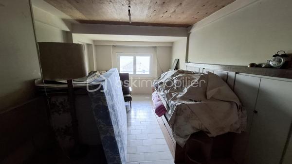 A 10 minutes de Méréville, 15min de Pithiviers, sur la commune d’Autruy-sur-Juine.

Je vous invite à découvrir cette superbe maison en pierre bien au calme à la campagne.

Elle se compose d’une vie de plain-pied.
L’entrée se fait par le salon/salle à manger, belle pièce lumineuse et agréable avec sa cheminée à foyer ouvert communicante avec la cuisine. Idéale pour les longues soirées d'hiver au coin du feu.
La cuisine est équipée et aménagée, très fonctionnelle avec ses nombreux rangements et son cellier communicant avec  la salle à manger.
Un second salon avec poêle à bois permet de se retrancher au calme lorsque la famille s'active dans la pièce principale.
Une belle chambre avec rangements, une salle d'eau  et un WC séparé complète le rez-de-chaussée.

A l’étage un pallier dessert 5 chambres, une salle de bain spacieuse avec baignoire et vasque, des WC séparés. 

Un coin atelier avec un grenier. qui pourrait servir de chambre supplémentaire.

A l’extérieur un vaste garage, des appentis, et deux petites dépendances pour le stockage.

Une belle cave voutée.

Le jardin est clos et arboré avec des coins ombragés pour faire face aux grandes vagues de chaleur. 
Une autre parcelle est attenante au terrain avec de beaux arbres.

Les point technique : 
-	Fenêtres double vitrage PVC avec volets roulants électrique sur le bas et volets PVC.
-	Chaudière au gaz avec citerne
-	Cheminée et poêle à bois
-	Adoucisseur

Ce que j’aime dans ce bien ce sont les volumes des pièces cette maison est idéale pour recevoir la famille, des amis.
Elle est fonctionnelle et offre de nombreux rangements.
Le jardin est agréable bien au calme.
Un vrai havre de paix.

Plus d’informations contactez moi  au 06 23 39 96 34