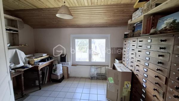 A 10 minutes de Méréville, 15min de Pithiviers, sur la commune d’Autruy-sur-Juine.

Je vous invite à découvrir cette superbe maison en pierre bien au calme à la campagne.

Elle se compose d’une vie de plain-pied.
L’entrée se fait par le salon/salle à manger, belle pièce lumineuse et agréable avec sa cheminée à foyer ouvert communicante avec la cuisine. Idéale pour les longues soirées d'hiver au coin du feu.
La cuisine est équipée et aménagée, très fonctionnelle avec ses nombreux rangements et son cellier communicant avec  la salle à manger.
Un second salon avec poêle à bois permet de se retrancher au calme lorsque la famille s'active dans la pièce principale.
Une belle chambre avec rangements, une salle d'eau  et un WC séparé complète le rez-de-chaussée.

A l’étage un pallier dessert 5 chambres, une salle de bain spacieuse avec baignoire et vasque, des WC séparés. 

Un coin atelier avec un grenier. qui pourrait servir de chambre supplémentaire.

A l’extérieur un vaste garage, des appentis, et deux petites dépendances pour le stockage.

Une belle cave voutée.

Le jardin est clos et arboré avec des coins ombragés pour faire face aux grandes vagues de chaleur. 
Une autre parcelle est attenante au terrain avec de beaux arbres.

Les point technique : 
-	Fenêtres double vitrage PVC avec volets roulants électrique sur le bas et volets PVC.
-	Chaudière au gaz avec citerne
-	Cheminée et poêle à bois
-	Adoucisseur

Ce que j’aime dans ce bien ce sont les volumes des pièces cette maison est idéale pour recevoir la famille, des amis.
Elle est fonctionnelle et offre de nombreux rangements.
Le jardin est agréable bien au calme.
Un vrai havre de paix.

Plus d’informations contactez moi  au 06 23 39 96 34