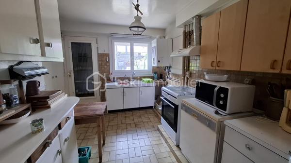 A 10 minutes de Méréville, 15min de Pithiviers, sur la commune d’Autruy-sur-Juine.

Je vous invite à découvrir cette superbe maison en pierre bien au calme à la campagne.

Elle se compose d’une vie de plain-pied.
L’entrée se fait par le salon/salle à manger, belle pièce lumineuse et agréable avec sa cheminée à foyer ouvert communicante avec la cuisine. Idéale pour les longues soirées d'hiver au coin du feu.
La cuisine est équipée et aménagée, très fonctionnelle avec ses nombreux rangements et son cellier communicant avec  la salle à manger.
Un second salon avec poêle à bois permet de se retrancher au calme lorsque la famille s'active dans la pièce principale.
Une belle chambre avec rangements, une salle d'eau  et un WC séparé complète le rez-de-chaussée.

A l’étage un pallier dessert 5 chambres, une salle de bain spacieuse avec baignoire et vasque, des WC séparés. 

Un coin atelier avec un grenier. qui pourrait servir de chambre supplémentaire.

A l’extérieur un vaste garage, des appentis, et deux petites dépendances pour le stockage.

Une belle cave voutée.

Le jardin est clos et arboré avec des coins ombragés pour faire face aux grandes vagues de chaleur. 
Une autre parcelle est attenante au terrain avec de beaux arbres.

Les point technique : 
-	Fenêtres double vitrage PVC avec volets roulants électrique sur le bas et volets PVC.
-	Chaudière au gaz avec citerne
-	Cheminée et poêle à bois
-	Adoucisseur

Ce que j’aime dans ce bien ce sont les volumes des pièces cette maison est idéale pour recevoir la famille, des amis.
Elle est fonctionnelle et offre de nombreux rangements.
Le jardin est agréable bien au calme.
Un vrai havre de paix.

Plus d’informations contactez moi  au 06 23 39 96 34