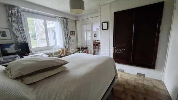 A 10 minutes de Méréville, 15min de Pithiviers, sur la commune d’Autruy-sur-Juine.

Je vous invite à découvrir cette superbe maison en pierre bien au calme à la campagne.

Elle se compose d’une vie de plain-pied.
L’entrée se fait par le salon/salle à manger, belle pièce lumineuse et agréable avec sa cheminée à foyer ouvert communicante avec la cuisine. Idéale pour les longues soirées d'hiver au coin du feu.
La cuisine est équipée et aménagée, très fonctionnelle avec ses nombreux rangements et son cellier communicant avec  la salle à manger.
Un second salon avec poêle à bois permet de se retrancher au calme lorsque la famille s'active dans la pièce principale.
Une belle chambre avec rangements, une salle d'eau  et un WC séparé complète le rez-de-chaussée.

A l’étage un pallier dessert 5 chambres, une salle de bain spacieuse avec baignoire et vasque, des WC séparés. 

Un coin atelier avec un grenier. qui pourrait servir de chambre supplémentaire.

A l’extérieur un vaste garage, des appentis, et deux petites dépendances pour le stockage.

Une belle cave voutée.

Le jardin est clos et arboré avec des coins ombragés pour faire face aux grandes vagues de chaleur. 
Une autre parcelle est attenante au terrain avec de beaux arbres.

Les point technique : 
-	Fenêtres double vitrage PVC avec volets roulants électrique sur le bas et volets PVC.
-	Chaudière au gaz avec citerne
-	Cheminée et poêle à bois
-	Adoucisseur

Ce que j’aime dans ce bien ce sont les volumes des pièces cette maison est idéale pour recevoir la famille, des amis.
Elle est fonctionnelle et offre de nombreux rangements.
Le jardin est agréable bien au calme.
Un vrai havre de paix.

Plus d’informations contactez moi  au 06 23 39 96 34