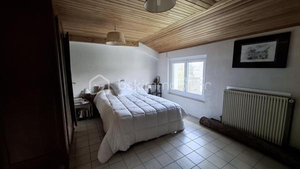 A 10 minutes de Méréville, 15min de Pithiviers, sur la commune d’Autruy-sur-Juine.

Je vous invite à découvrir cette superbe maison en pierre bien au calme à la campagne.

Elle se compose d’une vie de plain-pied.
L’entrée se fait par le salon/salle à manger, belle pièce lumineuse et agréable avec sa cheminée à foyer ouvert communicante avec la cuisine. Idéale pour les longues soirées d'hiver au coin du feu.
La cuisine est équipée et aménagée, très fonctionnelle avec ses nombreux rangements et son cellier communicant avec  la salle à manger.
Un second salon avec poêle à bois permet de se retrancher au calme lorsque la famille s'active dans la pièce principale.
Une belle chambre avec rangements, une salle d'eau  et un WC séparé complète le rez-de-chaussée.

A l’étage un pallier dessert 5 chambres, une salle de bain spacieuse avec baignoire et vasque, des WC séparés. 

Un coin atelier avec un grenier. qui pourrait servir de chambre supplémentaire.

A l’extérieur un vaste garage, des appentis, et deux petites dépendances pour le stockage.

Une belle cave voutée.

Le jardin est clos et arboré avec des coins ombragés pour faire face aux grandes vagues de chaleur. 
Une autre parcelle est attenante au terrain avec de beaux arbres.

Les point technique : 
-	Fenêtres double vitrage PVC avec volets roulants électrique sur le bas et volets PVC.
-	Chaudière au gaz avec citerne
-	Cheminée et poêle à bois
-	Adoucisseur

Ce que j’aime dans ce bien ce sont les volumes des pièces cette maison est idéale pour recevoir la famille, des amis.
Elle est fonctionnelle et offre de nombreux rangements.
Le jardin est agréable bien au calme.
Un vrai havre de paix.

Plus d’informations contactez moi  au 06 23 39 96 34
