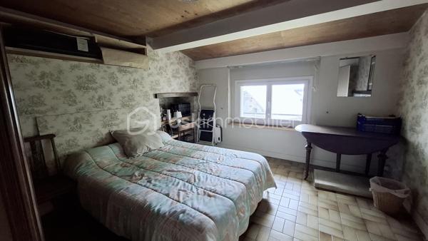 A 10 minutes de Méréville, 15min de Pithiviers, sur la commune d’Autruy-sur-Juine.

Je vous invite à découvrir cette superbe maison en pierre bien au calme à la campagne.

Elle se compose d’une vie de plain-pied.
L’entrée se fait par le salon/salle à manger, belle pièce lumineuse et agréable avec sa cheminée à foyer ouvert communicante avec la cuisine. Idéale pour les longues soirées d'hiver au coin du feu.
La cuisine est équipée et aménagée, très fonctionnelle avec ses nombreux rangements et son cellier communicant avec  la salle à manger.
Un second salon avec poêle à bois permet de se retrancher au calme lorsque la famille s'active dans la pièce principale.
Une belle chambre avec rangements, une salle d'eau  et un WC séparé complète le rez-de-chaussée.

A l’étage un pallier dessert 5 chambres, une salle de bain spacieuse avec baignoire et vasque, des WC séparés. 

Un coin atelier avec un grenier. qui pourrait servir de chambre supplémentaire.

A l’extérieur un vaste garage, des appentis, et deux petites dépendances pour le stockage.

Une belle cave voutée.

Le jardin est clos et arboré avec des coins ombragés pour faire face aux grandes vagues de chaleur. 
Une autre parcelle est attenante au terrain avec de beaux arbres.

Les point technique : 
-	Fenêtres double vitrage PVC avec volets roulants électrique sur le bas et volets PVC.
-	Chaudière au gaz avec citerne
-	Cheminée et poêle à bois
-	Adoucisseur

Ce que j’aime dans ce bien ce sont les volumes des pièces cette maison est idéale pour recevoir la famille, des amis.
Elle est fonctionnelle et offre de nombreux rangements.
Le jardin est agréable bien au calme.
Un vrai havre de paix.

Plus d’informations contactez moi  au 06 23 39 96 34