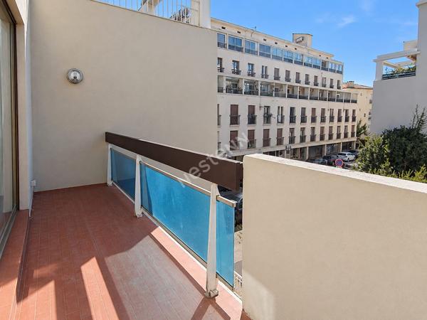 HYÈRES CENTRE-VILLE ? T1 38 M² AVEC TERRASSE, ASCENSEUR ET CLIMATISATION