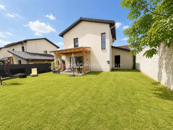 À découvrir sur la commune de Saint-Marcellin (38160), cette maison T4 construite en 2022, offrant des prestations modernes, une excellente performance énergétique et un cadre de vie agréable.

Édifiée sur une parcelle de 290 m², elle développe 84 m² habitables et bénéficie d'un garage de 39 m², offrant un beau potentiel d'aménagement.

Agencement
Rez-de-chaussée
Belle pièce de vie lumineuse avec accès direct à la terrasse et au jardin
Cuisine moderne entièrement équipée
WC indépendant
Garage de 39 m² avec espace buanderie, douche et WC
Possibilité d'aménager une chambre supplémentaire dans le garage tout en conservant une partie rangement.
À l'étage
Trois chambres avec placards intégrés
Salle de bains
WC indépendant
Prestations
Maison construite en 2022
Terrain de 290 m²
Terrasse aménagée
Garage de 39 m²
Chauffage au gaz avec chaudière à condensation
Climatisation réversible Mitsubishi à l'étage
Fibre optique
Isolation des combles réalisée par soufflage
Menuiseries PVC double vitrage
Maison très lumineuse et parfaitement entretenue
Charges
Taxe foncière : 1 200 € / an

Cette maison récente ne nécessite aucun travaux. Elle conviendra parfaitement à une famille recherchant un bien fonctionnel, économique et prêt à vivre, à proximité des commerces, écoles et services de Saint-Marcellin.

Contactez-nous pour plus d'informations ou pour organiser une visite.