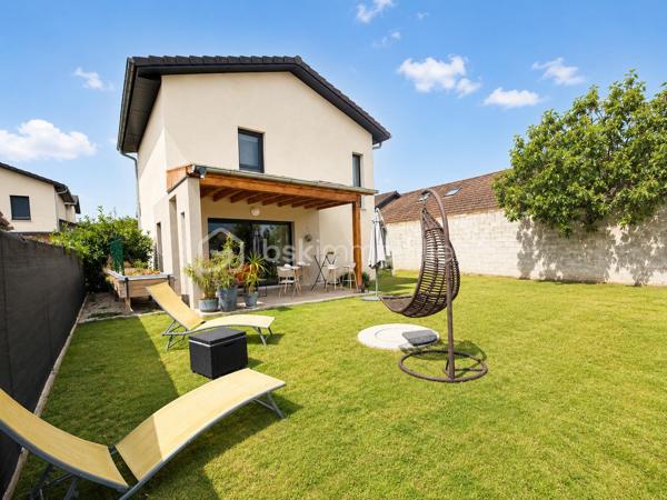À découvrir sur la commune de Saint-Marcellin (38160), cette maison T4 construite en 2022, offrant des prestations modernes, une excellente performance énergétique et un cadre de vie agréable.

Édifiée sur une parcelle de 290 m², elle développe 84 m² habitables et bénéficie d'un garage de 39 m², offrant un beau potentiel d'aménagement.

Agencement
Rez-de-chaussée
Belle pièce de vie lumineuse avec accès direct à la terrasse et au jardin
Cuisine moderne entièrement équipée
WC indépendant
Garage de 39 m² avec espace buanderie, douche et WC
Possibilité d'aménager une chambre supplémentaire dans le garage tout en conservant une partie rangement.
À l'étage
Trois chambres avec placards intégrés
Salle de bains
WC indépendant
Prestations
Maison construite en 2022
Terrain de 290 m²
Terrasse aménagée
Garage de 39 m²
Chauffage au gaz avec chaudière à condensation
Climatisation réversible Mitsubishi à l'étage
Fibre optique
Isolation des combles réalisée par soufflage
Menuiseries PVC double vitrage
Maison très lumineuse et parfaitement entretenue
Charges
Taxe foncière : 1 200 € / an

Cette maison récente ne nécessite aucun travaux. Elle conviendra parfaitement à une famille recherchant un bien fonctionnel, économique et prêt à vivre, à proximité des commerces, écoles et services de Saint-Marcellin.

Contactez-nous pour plus d'informations ou pour organiser une visite.
