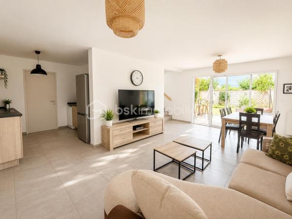 À découvrir sur la commune de Saint-Marcellin (38160), cette maison T4 construite en 2022, offrant des prestations modernes, une excellente performance énergétique et un cadre de vie agréable.

Édifiée sur une parcelle de 290 m², elle développe 84 m² habitables et bénéficie d'un garage de 39 m², offrant un beau potentiel d'aménagement.

Agencement
Rez-de-chaussée
Belle pièce de vie lumineuse avec accès direct à la terrasse et au jardin
Cuisine moderne entièrement équipée
WC indépendant
Garage de 39 m² avec espace buanderie, douche et WC
Possibilité d'aménager une chambre supplémentaire dans le garage tout en conservant une partie rangement.
À l'étage
Trois chambres avec placards intégrés
Salle de bains
WC indépendant
Prestations
Maison construite en 2022
Terrain de 290 m²
Terrasse aménagée
Garage de 39 m²
Chauffage au gaz avec chaudière à condensation
Climatisation réversible Mitsubishi à l'étage
Fibre optique
Isolation des combles réalisée par soufflage
Menuiseries PVC double vitrage
Maison très lumineuse et parfaitement entretenue
Charges
Taxe foncière : 1 200 € / an

Cette maison récente ne nécessite aucun travaux. Elle conviendra parfaitement à une famille recherchant un bien fonctionnel, économique et prêt à vivre, à proximité des commerces, écoles et services de Saint-Marcellin.

Contactez-nous pour plus d'informations ou pour organiser une visite.