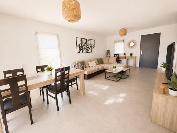 À découvrir sur la commune de Saint-Marcellin (38160), cette maison T4 construite en 2022, offrant des prestations modernes, une excellente performance énergétique et un cadre de vie agréable.

Édifiée sur une parcelle de 290 m², elle développe 84 m² habitables et bénéficie d'un garage de 39 m², offrant un beau potentiel d'aménagement.

Agencement
Rez-de-chaussée
Belle pièce de vie lumineuse avec accès direct à la terrasse et au jardin
Cuisine moderne entièrement équipée
WC indépendant
Garage de 39 m² avec espace buanderie, douche et WC
Possibilité d'aménager une chambre supplémentaire dans le garage tout en conservant une partie rangement.
À l'étage
Trois chambres avec placards intégrés
Salle de bains
WC indépendant
Prestations
Maison construite en 2022
Terrain de 290 m²
Terrasse aménagée
Garage de 39 m²
Chauffage au gaz avec chaudière à condensation
Climatisation réversible Mitsubishi à l'étage
Fibre optique
Isolation des combles réalisée par soufflage
Menuiseries PVC double vitrage
Maison très lumineuse et parfaitement entretenue
Charges
Taxe foncière : 1 200 € / an

Cette maison récente ne nécessite aucun travaux. Elle conviendra parfaitement à une famille recherchant un bien fonctionnel, économique et prêt à vivre, à proximité des commerces, écoles et services de Saint-Marcellin.

Contactez-nous pour plus d'informations ou pour organiser une visite.