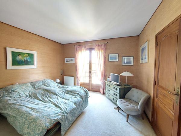 Biganos: Maison familiale 250 m² sur parcelle d'environ 1900 m²