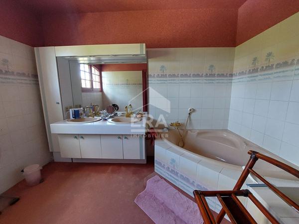 Biganos: Maison familiale 250 m² sur parcelle d'environ 1900 m²