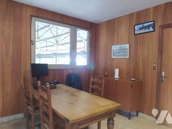 A vendre local d'activité avec un entrepôt, des bureaux et un logement