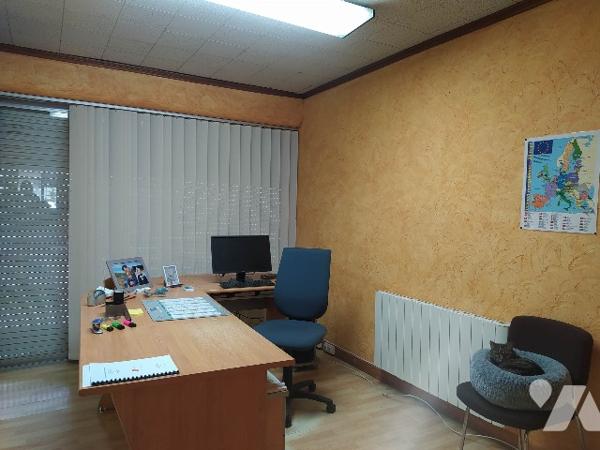 A vendre local d'activité avec un entrepôt, des bureaux et un logement