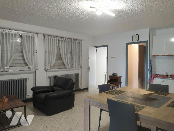 A vendre local d'activité avec un entrepôt, des bureaux et un logement