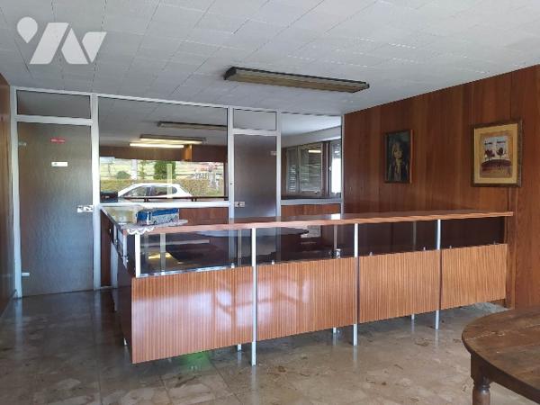 A vendre local d'activité avec un entrepôt, des bureaux et un logement