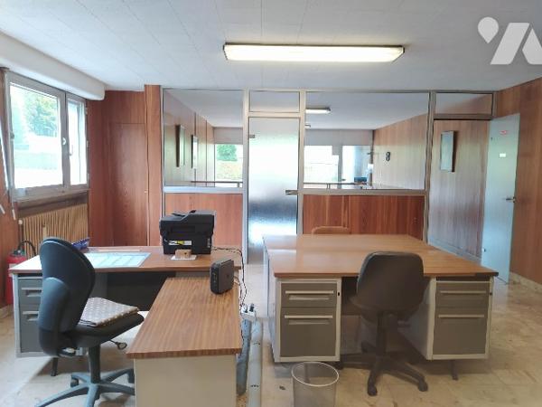 A vendre local d'activité avec un entrepôt, des bureaux et un logement