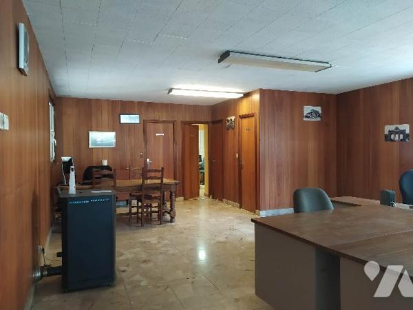 A vendre local d'activité avec un entrepôt, des bureaux et un logement