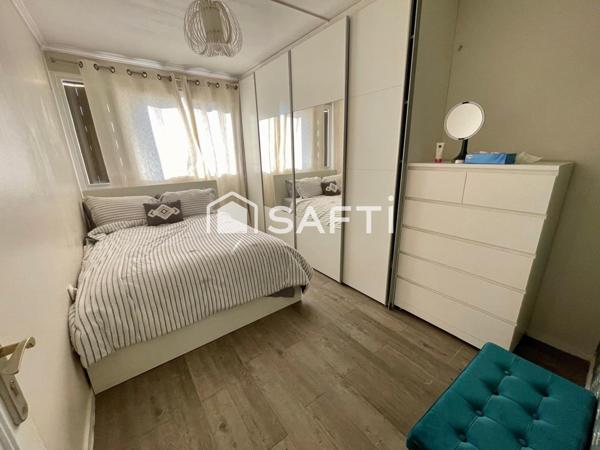 Deux pièces avec balcon, parking, cave à 3 min du RER