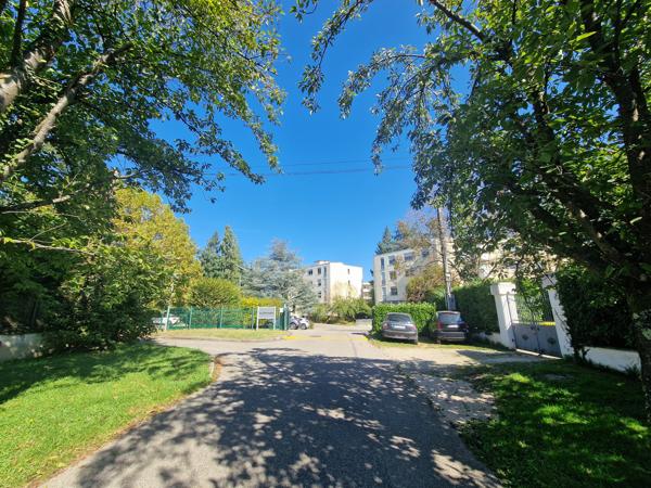 Coquet T2 meublé au coeur d'une residence arborée- tennis, cave et place de stationnement : Disponible fon oct