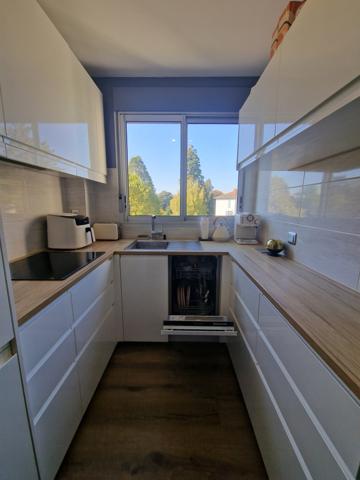 Coquet T2 meublé au coeur d'une residence arborée- tennis, cave et place de stationnement : Disponible fon oct