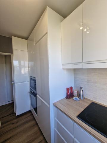 Coquet T2 meublé au coeur d'une residence arborée- tennis, cave et place de stationnement : Disponible fon oct