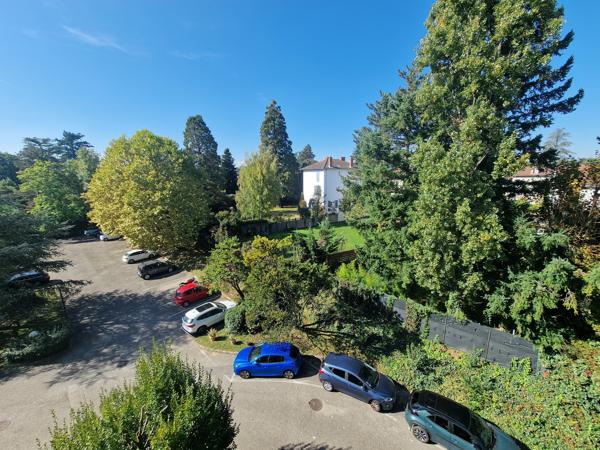 Coquet T2 meublé au coeur d'une residence arborée- tennis, cave et place de stationnement : Disponible fon oct