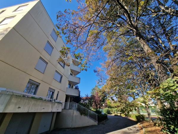 Coquet T2 meublé au coeur d'une residence arborée- tennis, cave et place de stationnement : Disponible fon oct