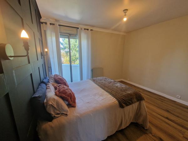 Coquet T2 meublé au coeur d'une residence arborée- tennis, cave et place de stationnement : Disponible fon oct