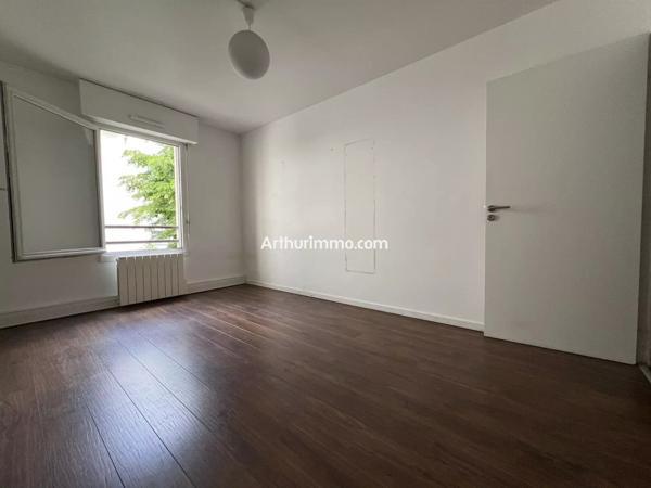 Vente                                                      Bureau
                        
                     6 pièces                      87 m2                     à Sucy-en-Brie