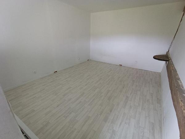 MORNAY-SUR-ALLIER - MAISON AVEC TERRAIN 12 HA