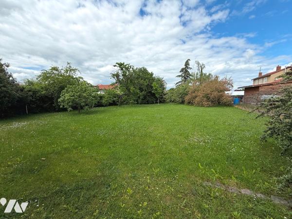 Maison d'habitation 190 m² 5 chambres sur 1 100 m² Terrain.
PX : 235 000 €. Tel : 07 86 12 52 67
