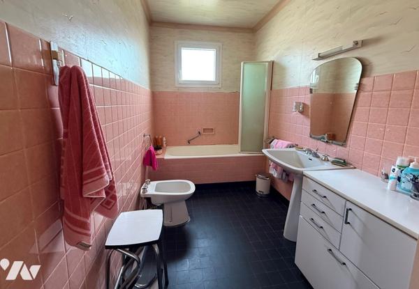 Maison d'habitation 190 m² 5 chambres sur 1 100 m² Terrain.
PX : 235 000 €. Tel : 07 86 12 52 67